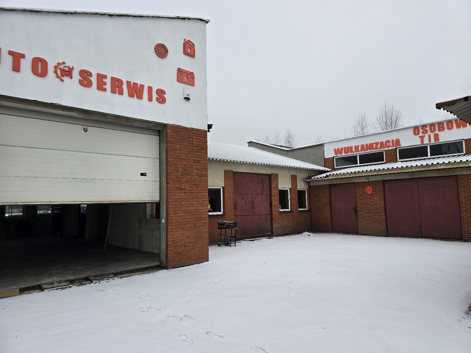 Wjazd do hali i stanowiska TIR/OSOBOWE